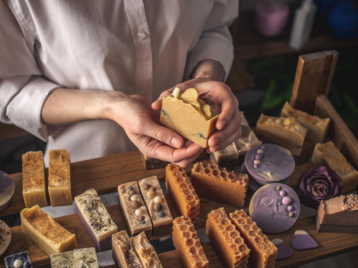 Jak wybrać naturalne mydła tłoczone na zimno i dlaczego warto sięgnąć po produkty z lokalnej manufaktury